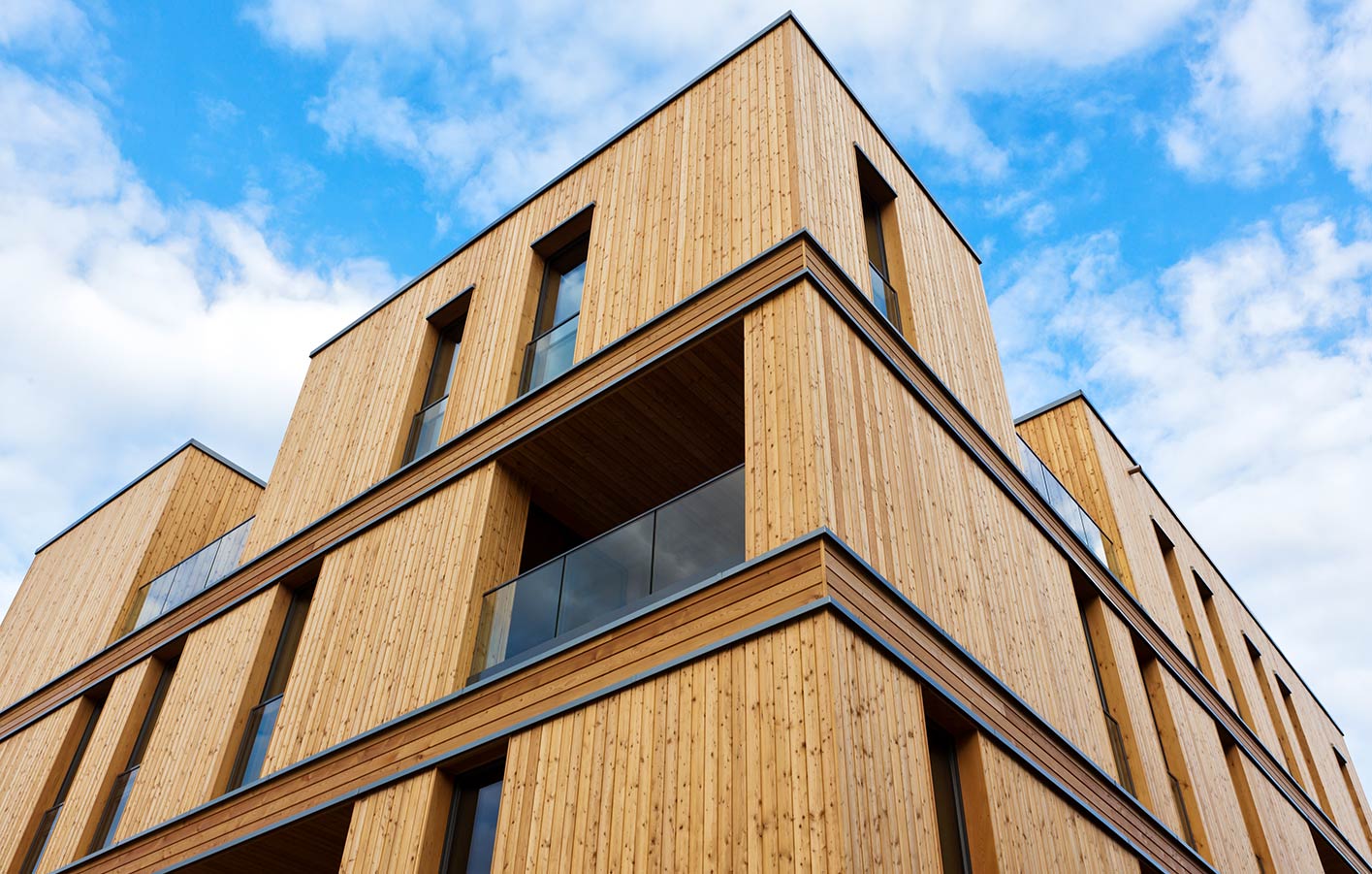 Modernes Gebäude mit Holz Fasadenverkleidung